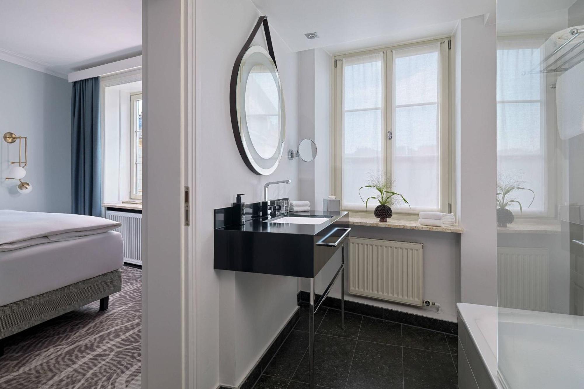 Hotel Elephant Weimar, Autograph Collection Esterno foto Bathroom