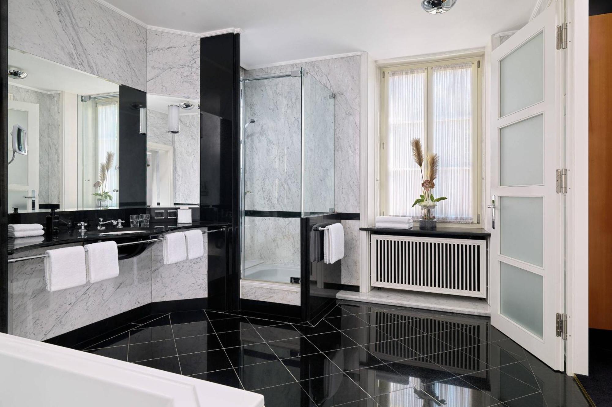 Hotel Elephant Weimar, Autograph Collection Esterno foto A bathroom in the hotel