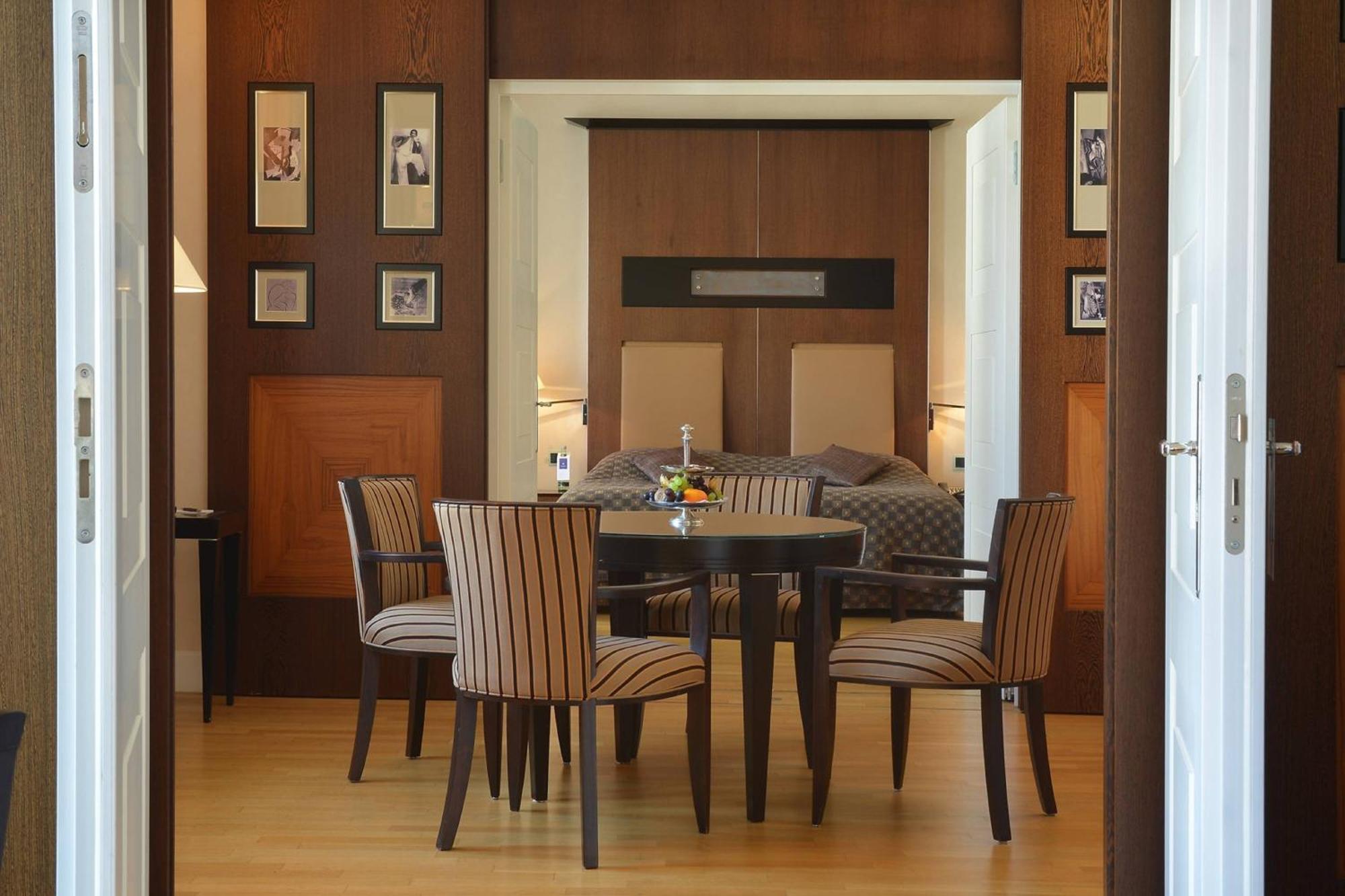 Hotel Elephant Weimar, Autograph Collection Esterno foto A suite at the hotel