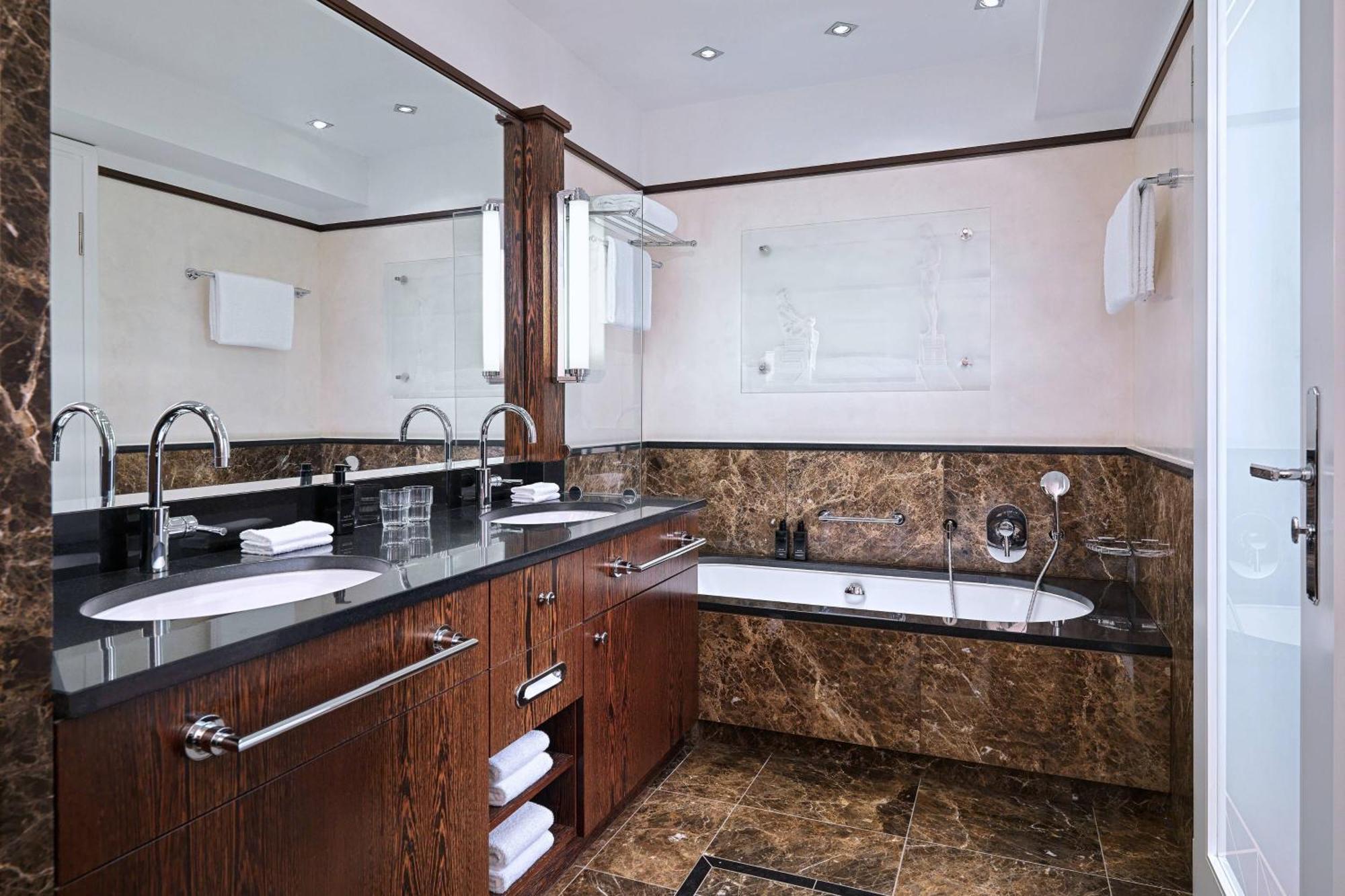 Hotel Elephant Weimar, Autograph Collection Esterno foto Bathroom