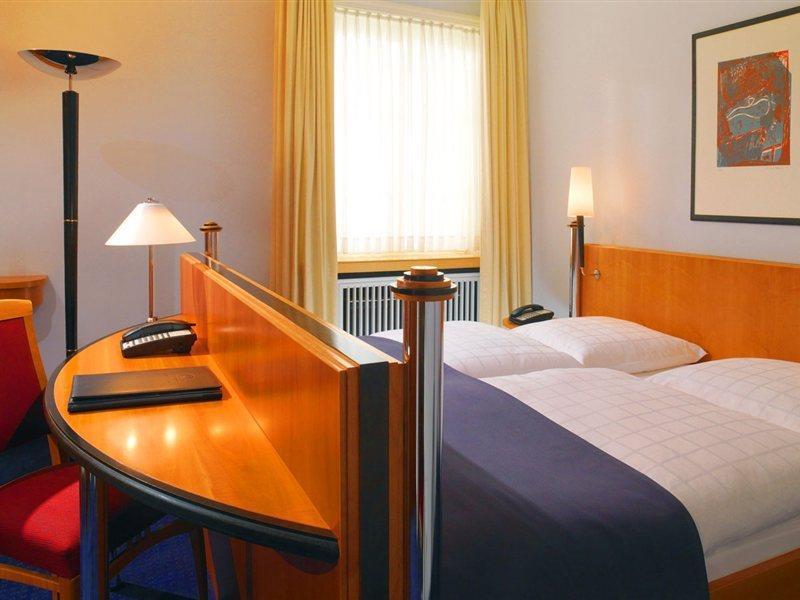 Hotel Elephant Weimar, Autograph Collection Esterno foto A typical room at a hotel
