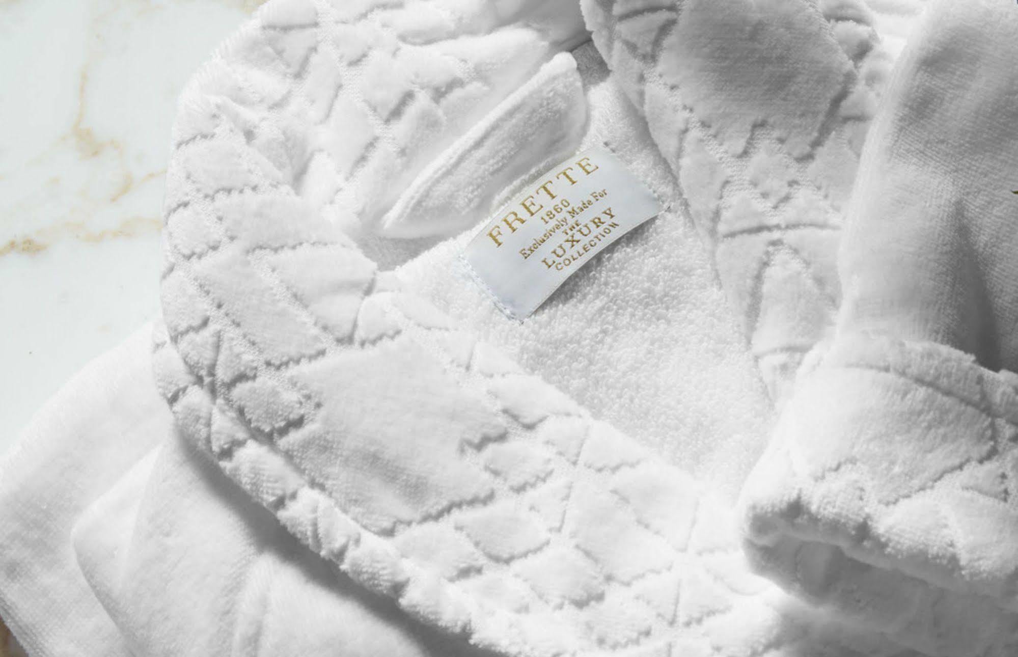 Hotel Elephant Weimar, Autograph Collection Esterno foto A bathrobe